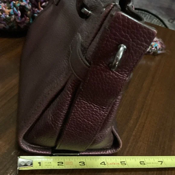 Coach Swagger without crossbody strap and a slight lean - Picture 5 of 14